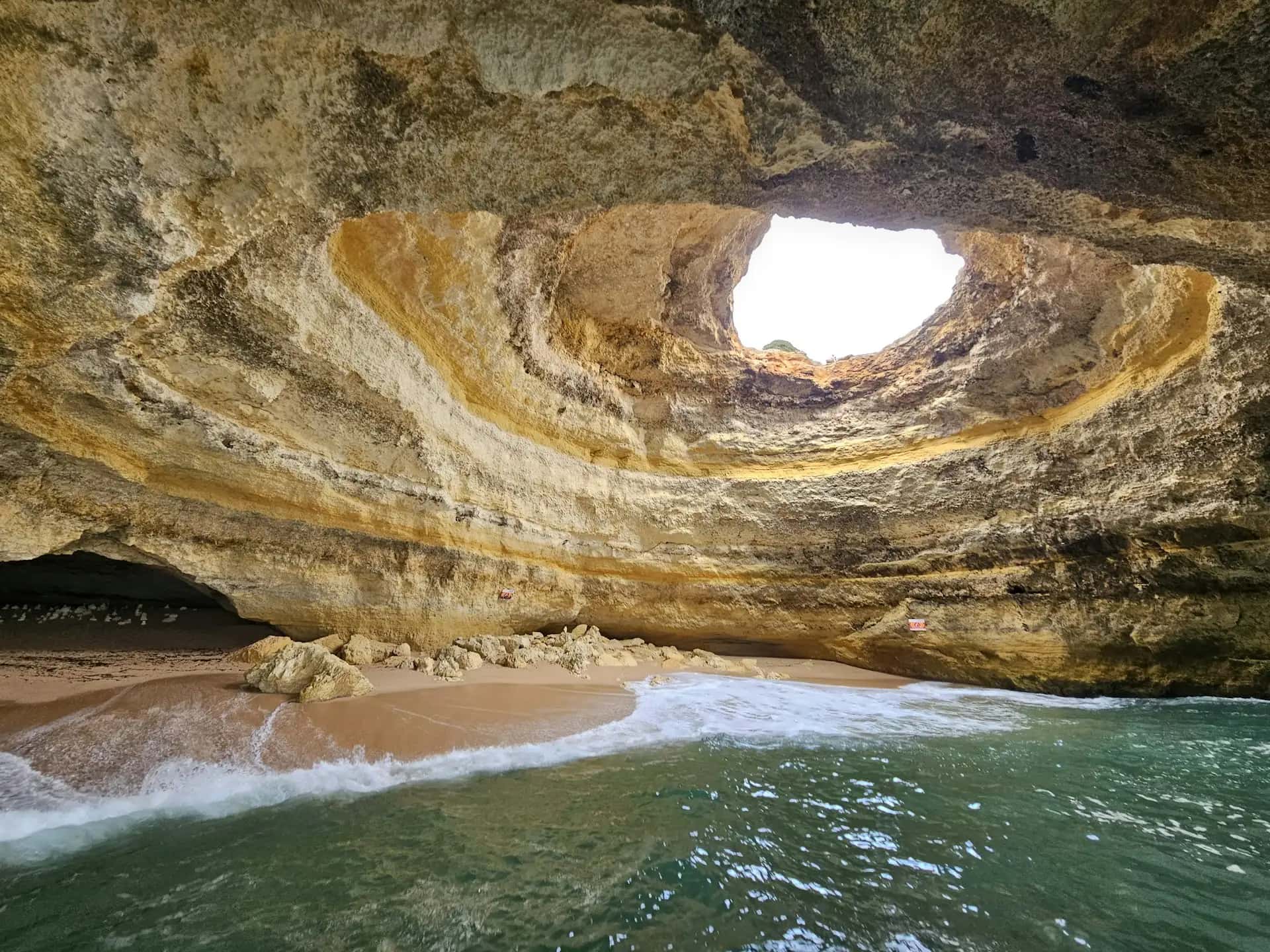 Jaskinie Benagil (Algarve) - popularna atrakcja turystyczna w Portugalia