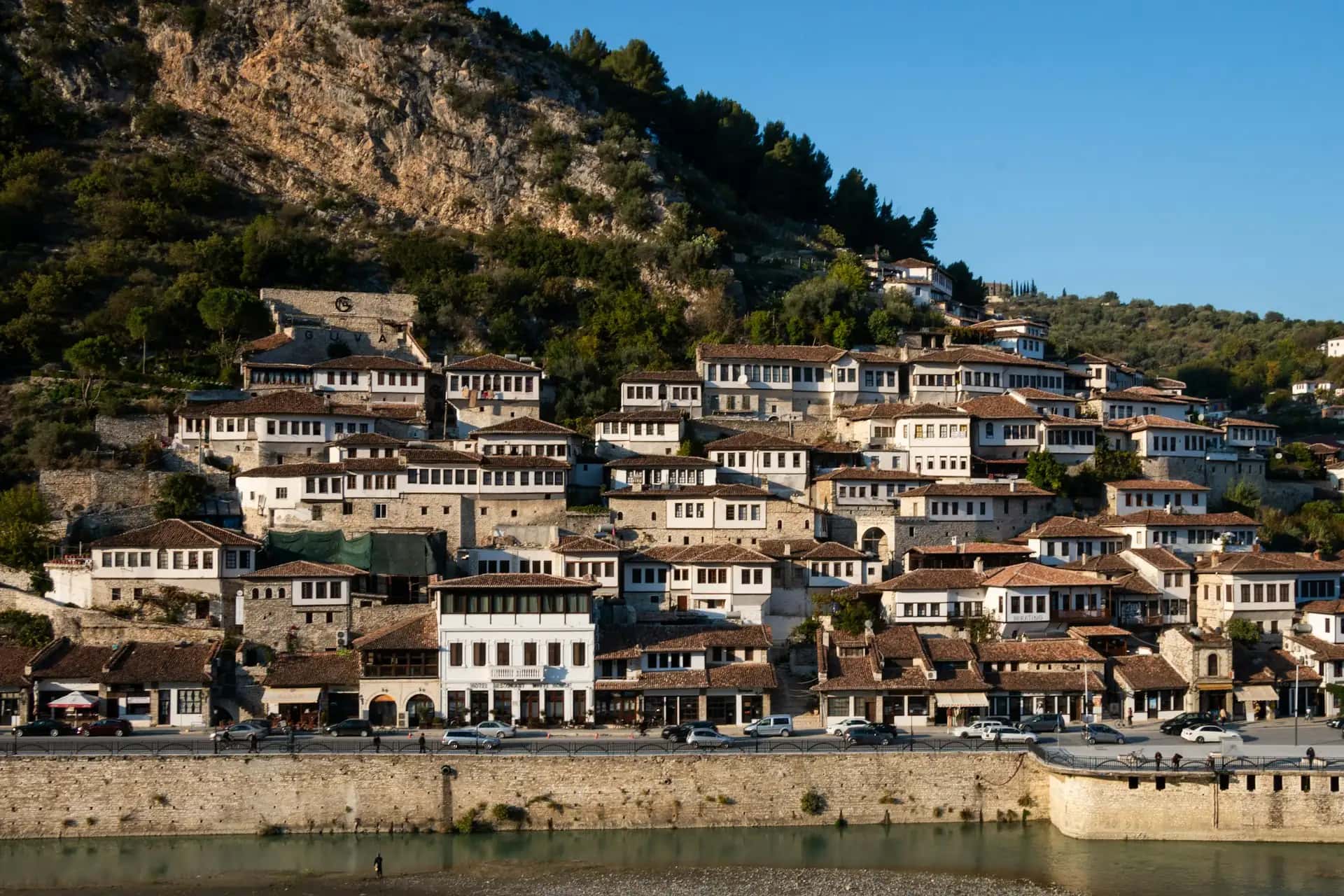 Berat (Miasto Tysiąca Okien) - popularna atrakcja turystyczna w Albania