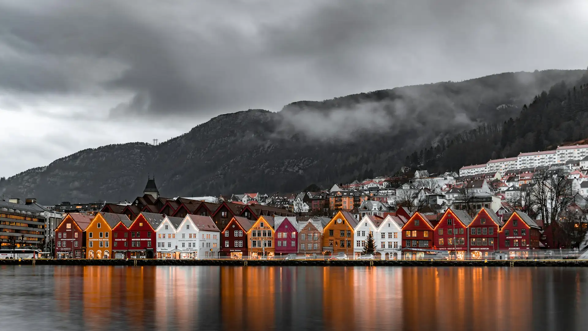 Bryggen w Bergen - popularna atrakcja turystyczna w Norwegia
