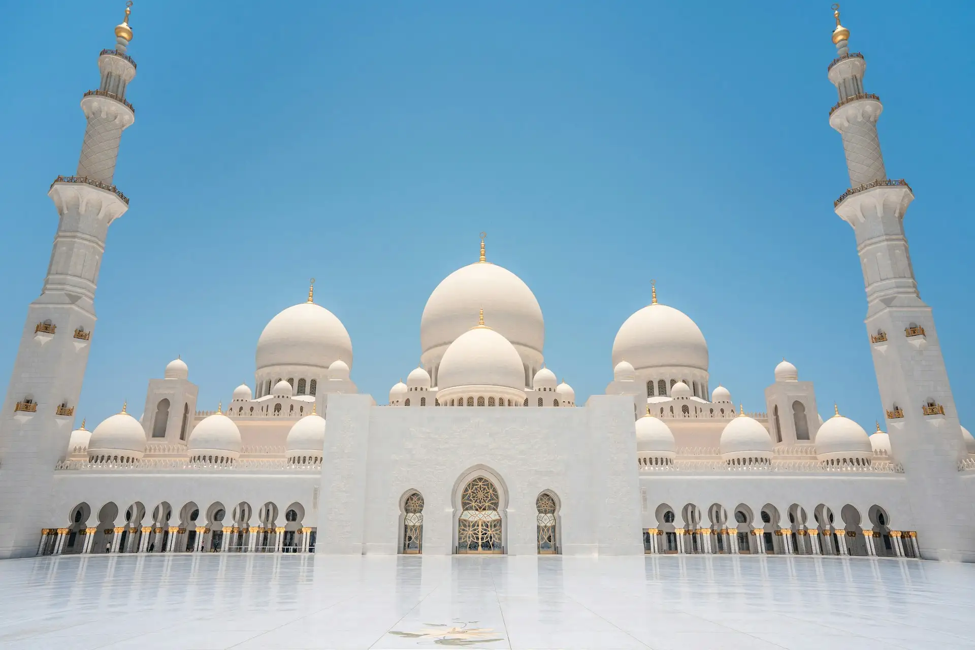 Wielki Meczet (Abu Dhabi) - popularna atrakcja turystyczna w Emiraty Arabskie