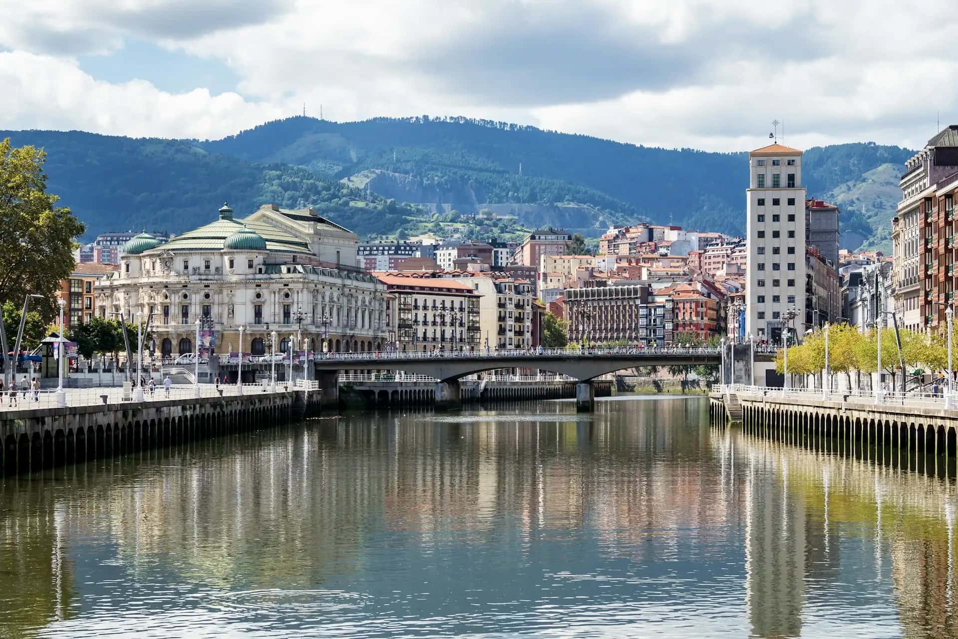 Innsbruck i Tyrol - popularna atrakcja turystyczna w Austria