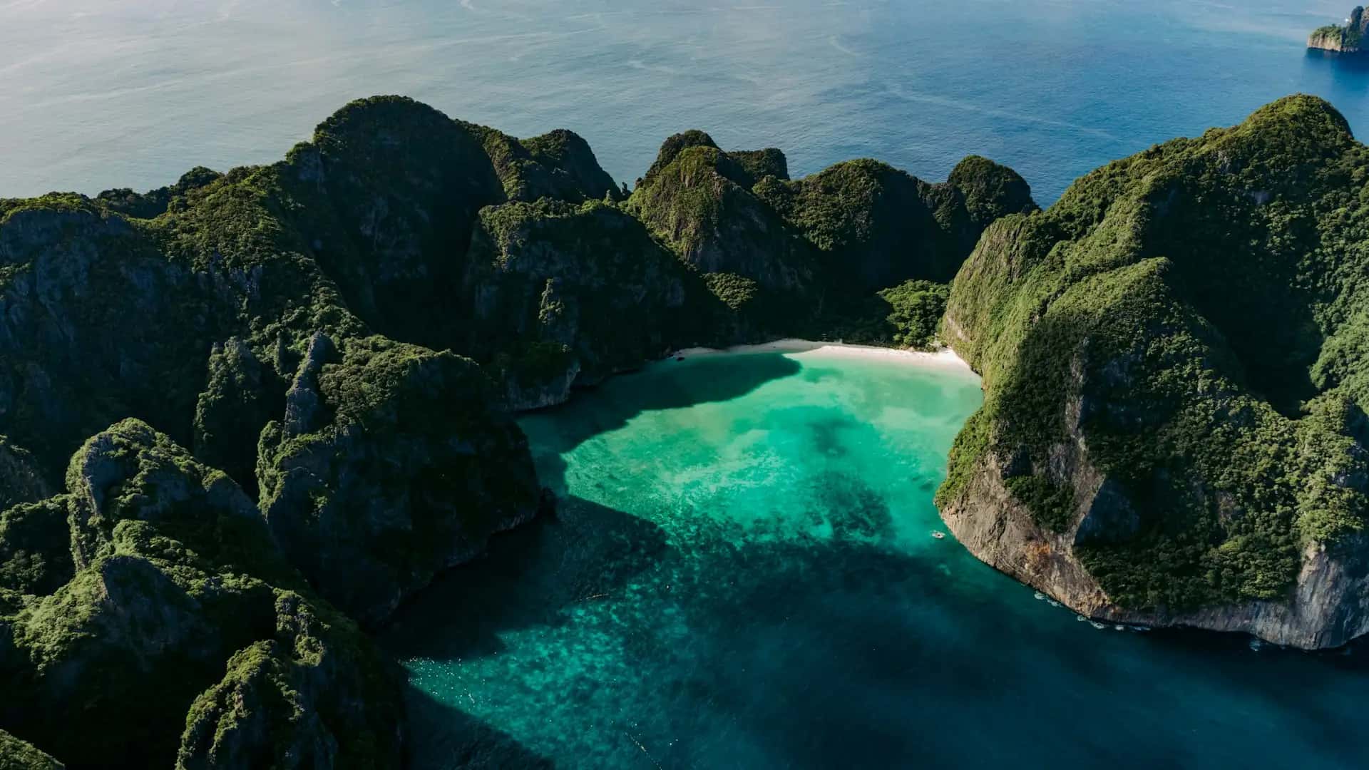 Zatoka Maya Bay (Phi Phi) - popularna atrakcja turystyczna w Tajlandia