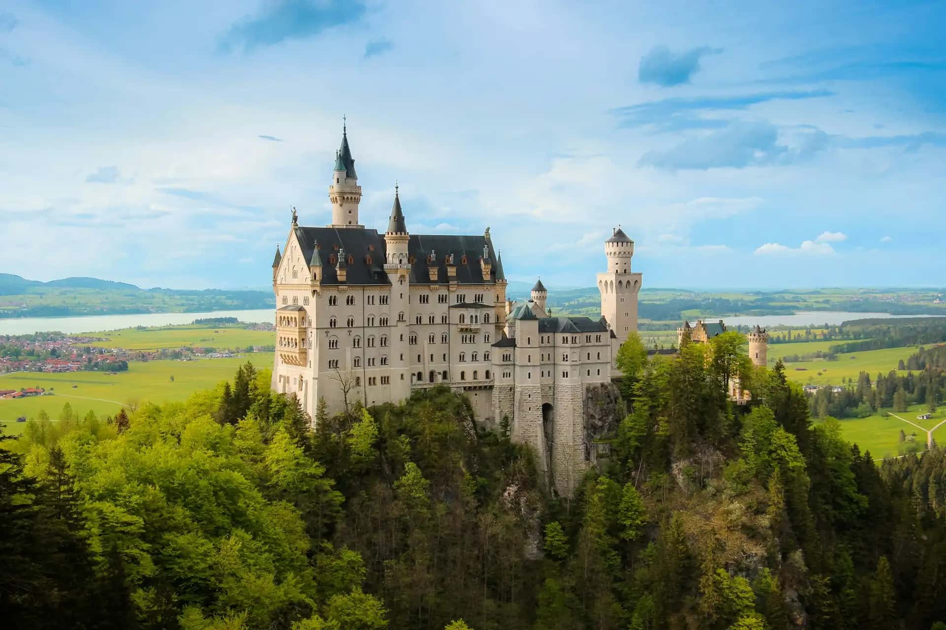 Zamek Neuschwanstein - popularna atrakcja turystyczna w Niemcy