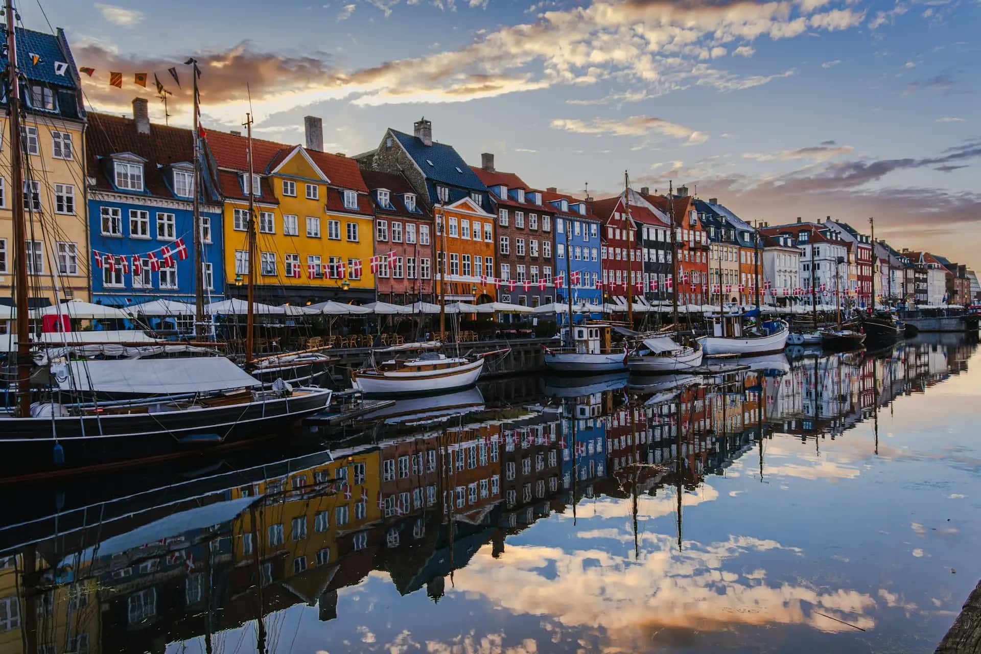 Kanał Nyhavn - popularna atrakcja turystyczna w Dania
