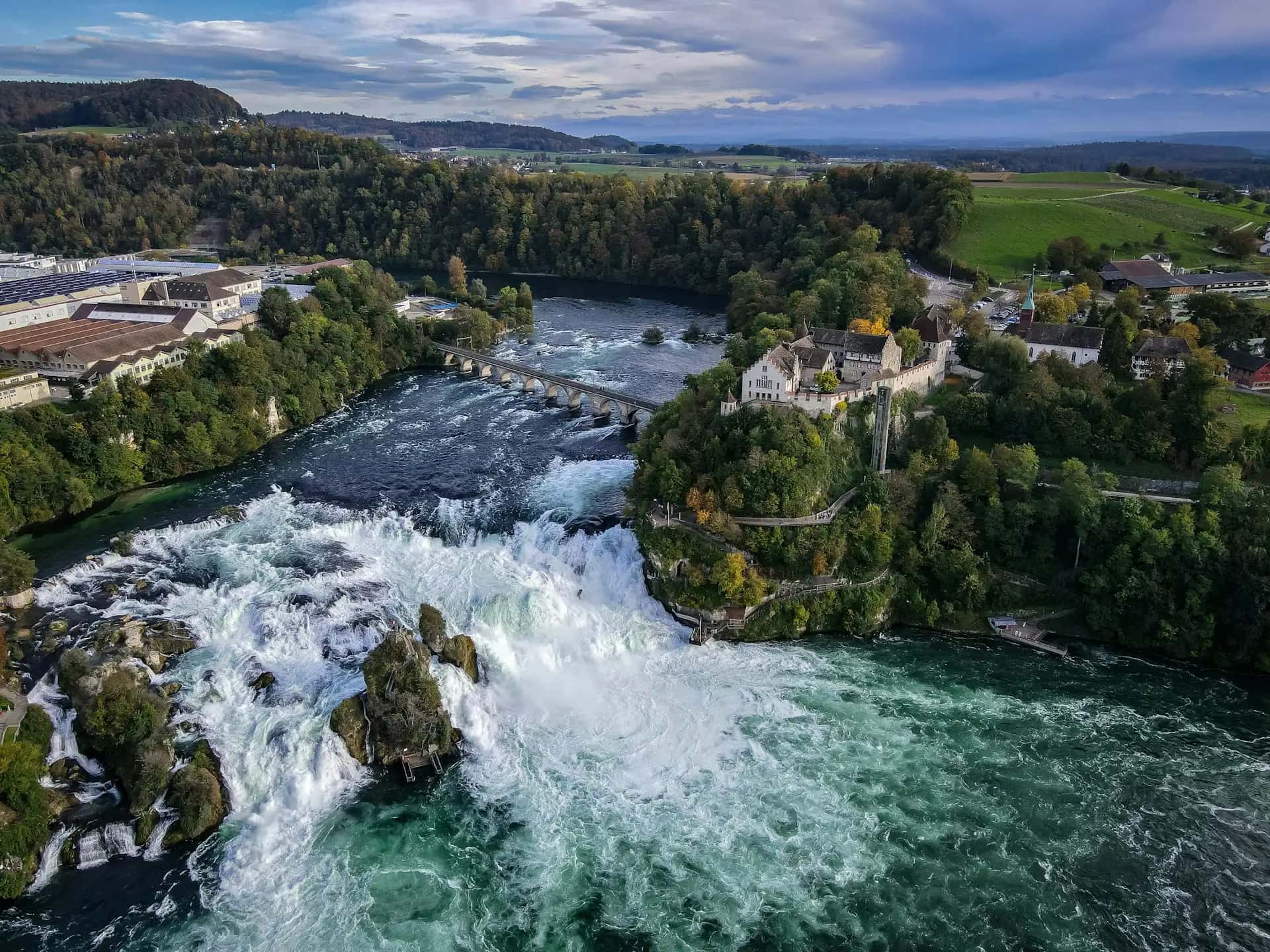 Wodospad Reny (Rheinfall) - popularna atrakcja turystyczna w Szwajcaria