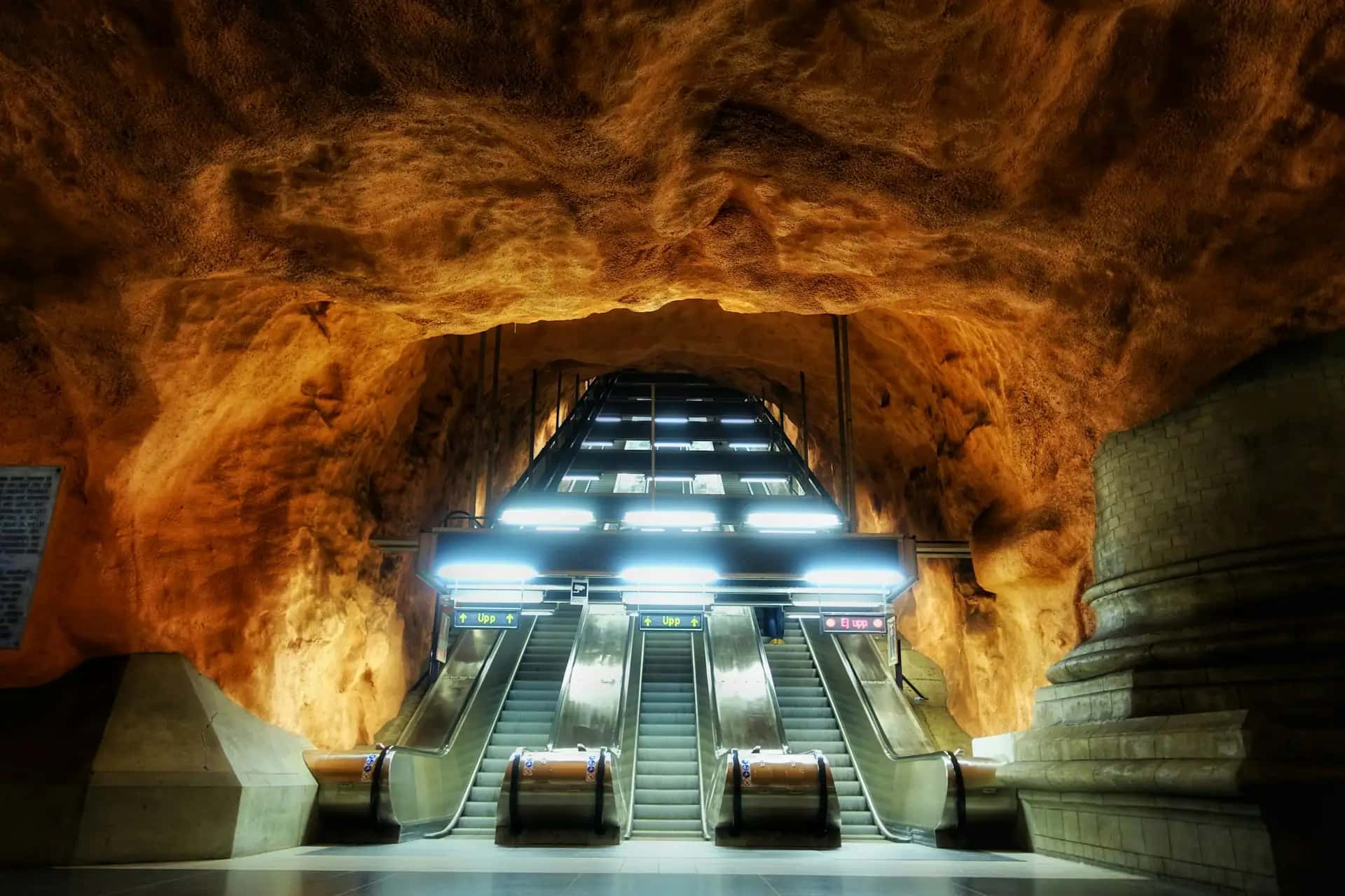 Metro w Sztokholmie - popularna atrakcja turystyczna w Szwecja