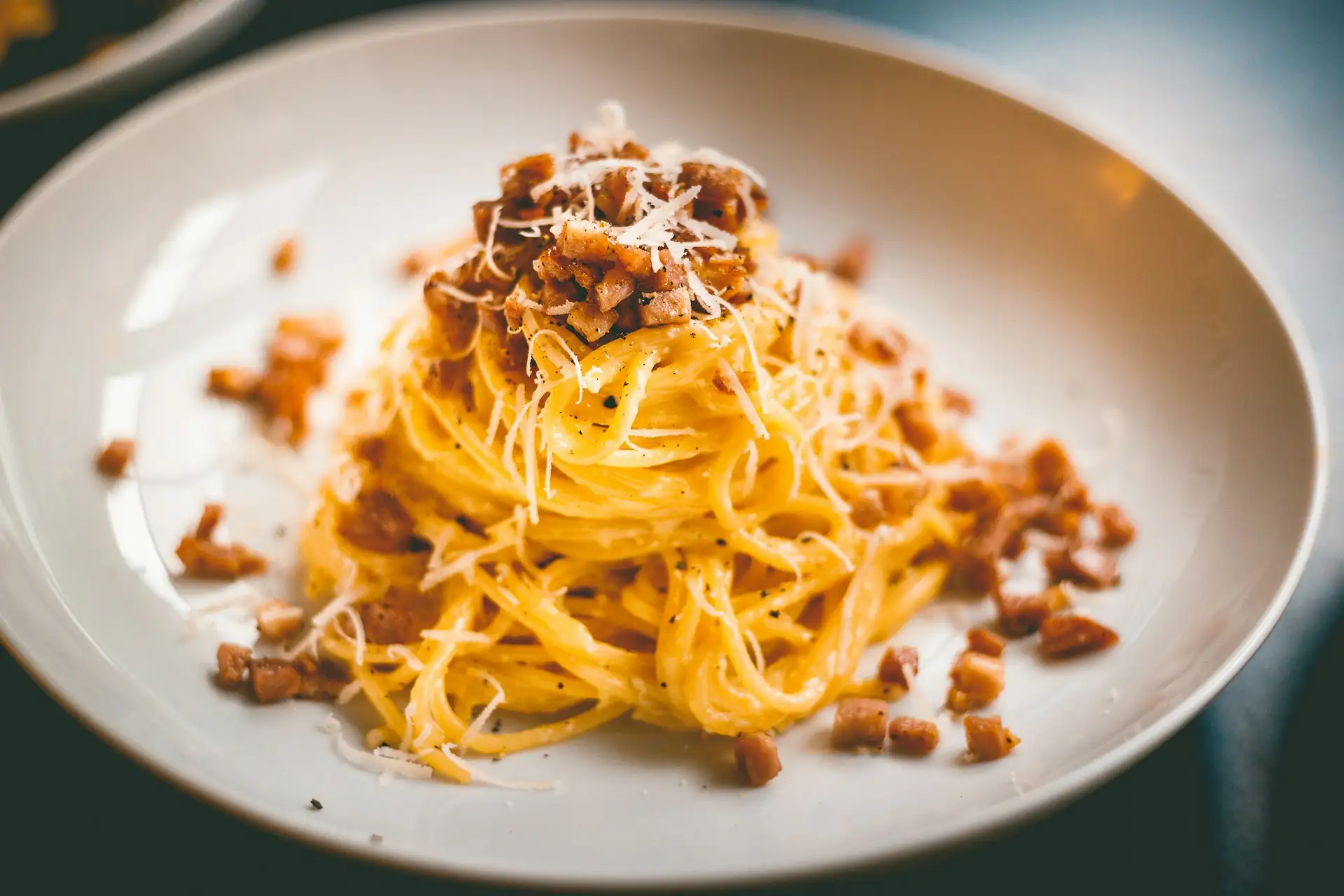 Potrawa Pasta Carbonara - tradycyjna kuchnia Włochy