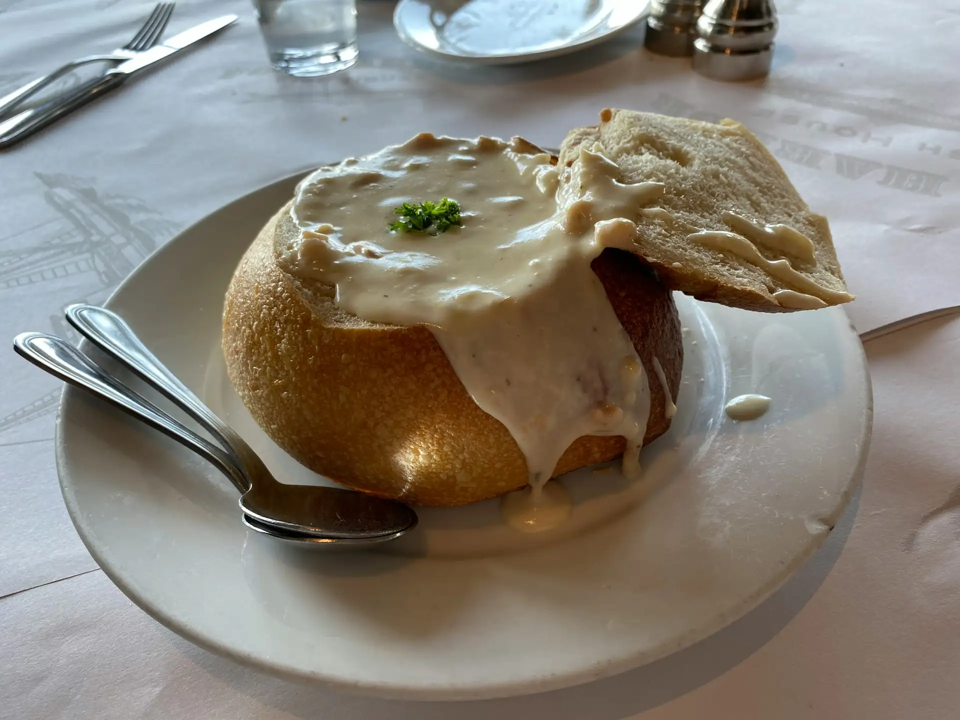 Potrawa Clam Chowder w Chlebie - tradycyjna kuchnia Stany Zjednoczone