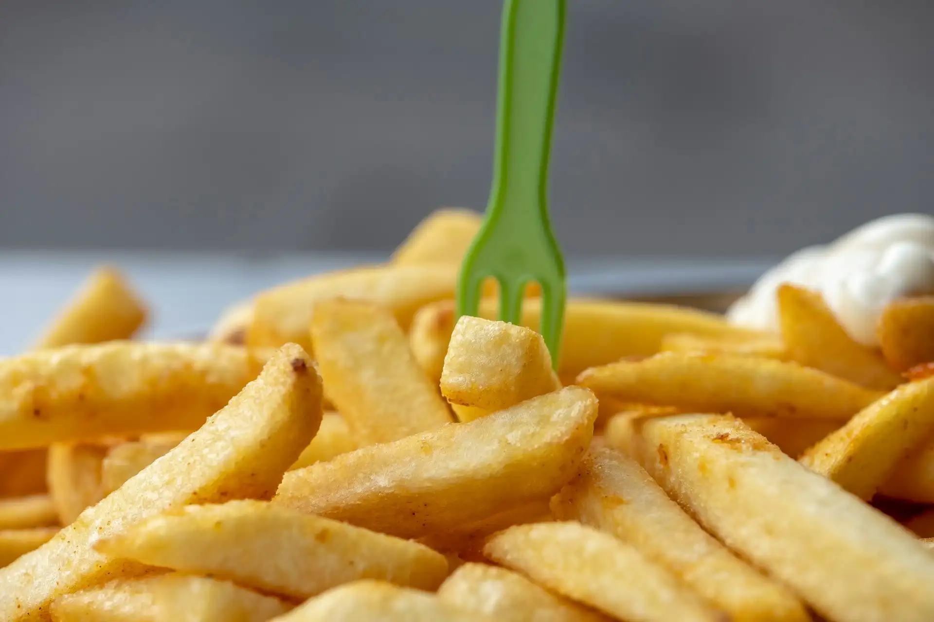 Potrawa Frytki z Majonezem (Patat/Friet) - tradycyjna kuchnia Holandia