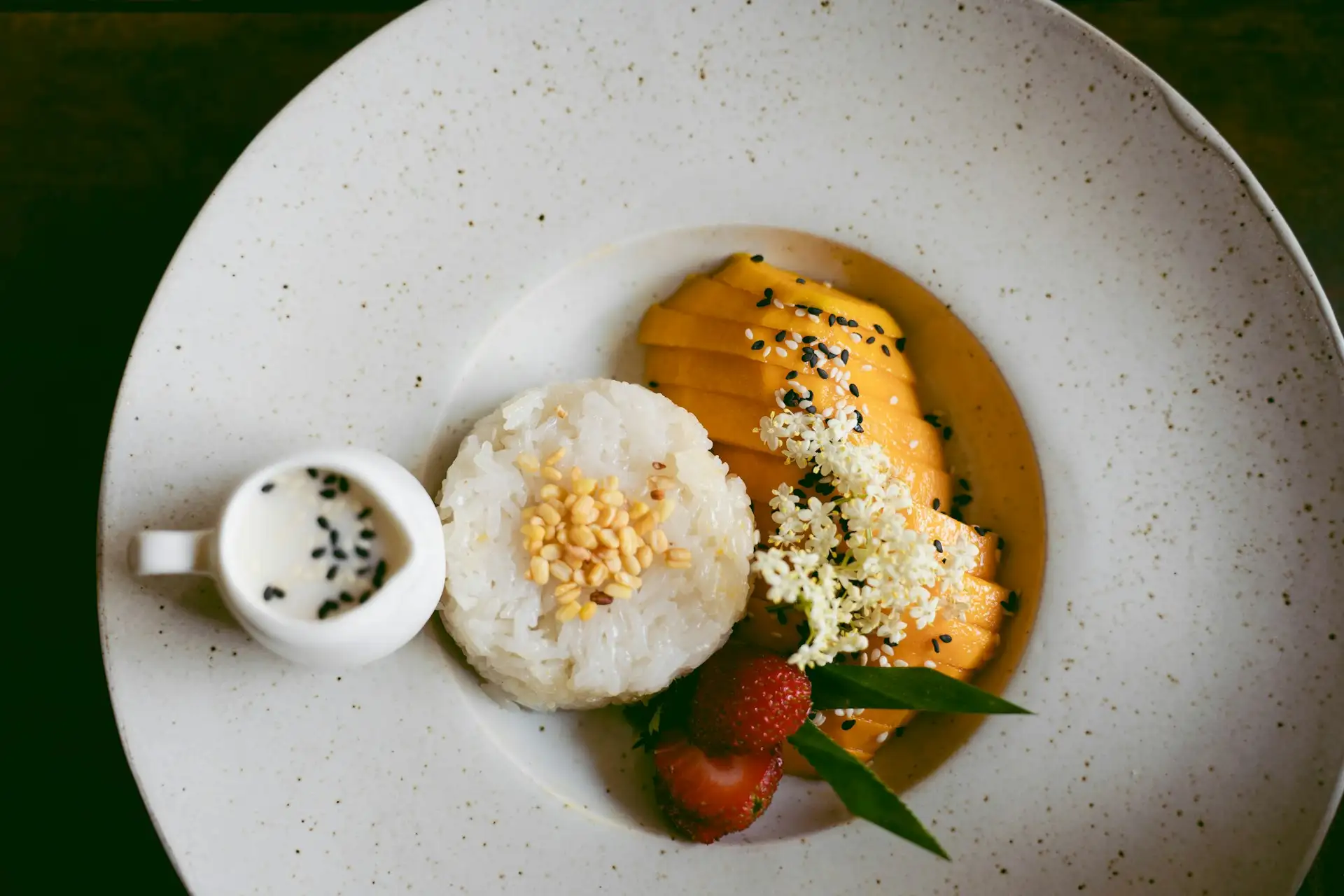 Potrawa Mango Sticky Rice - tradycyjna kuchnia Tajlandia