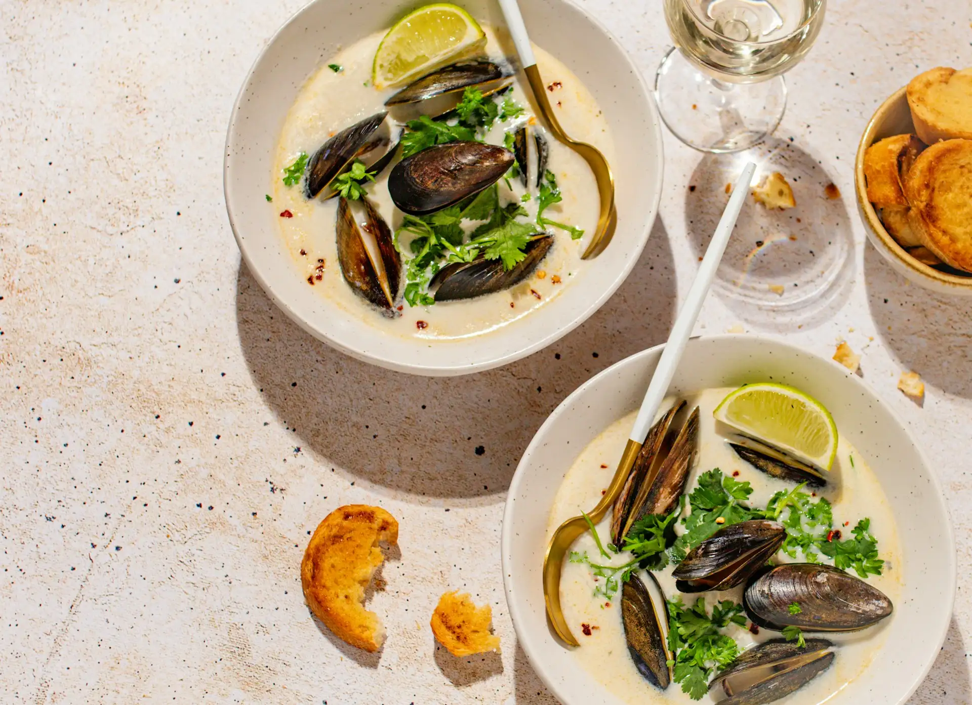 Potrawa Mule z Frytkami (Moules-frites) - tradycyjna kuchnia Belgia