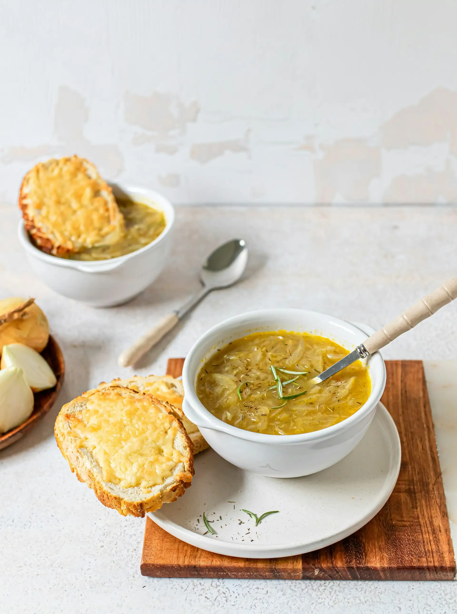 Potrawa Zupa Cebulowa (Soupe à l'oignon) - tradycyjna kuchnia Francja