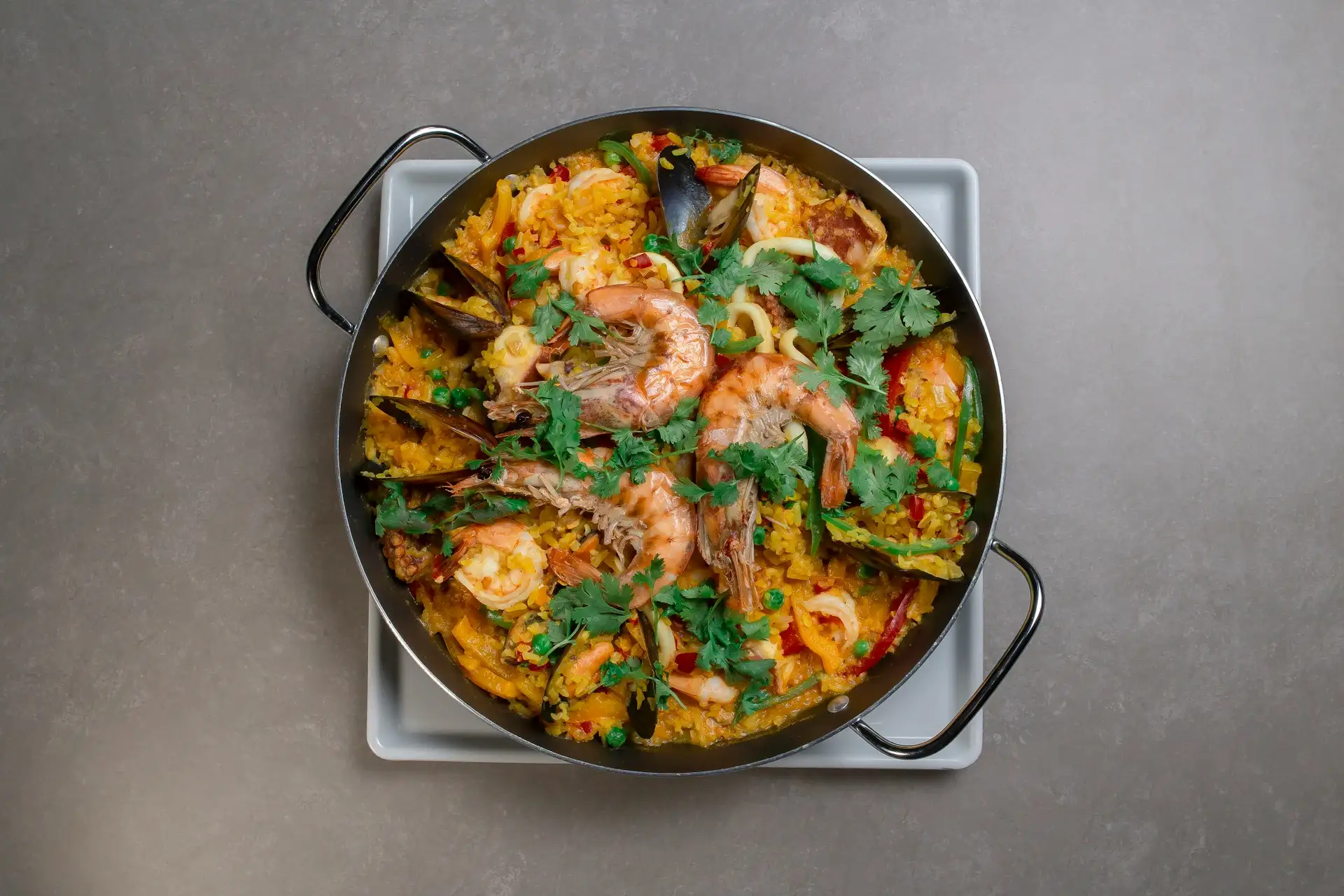 Paella z owocami morza