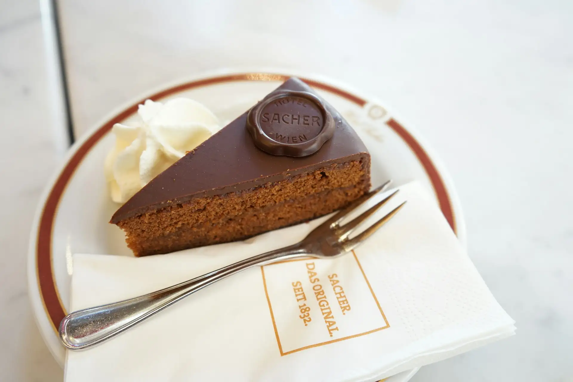 Potrawa Sachertorte - tradycyjna kuchnia Austria