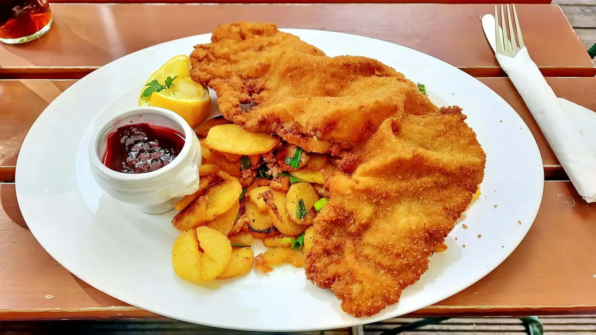 Potrawa Wiener Schnitzel - tradycyjna kuchnia Austria