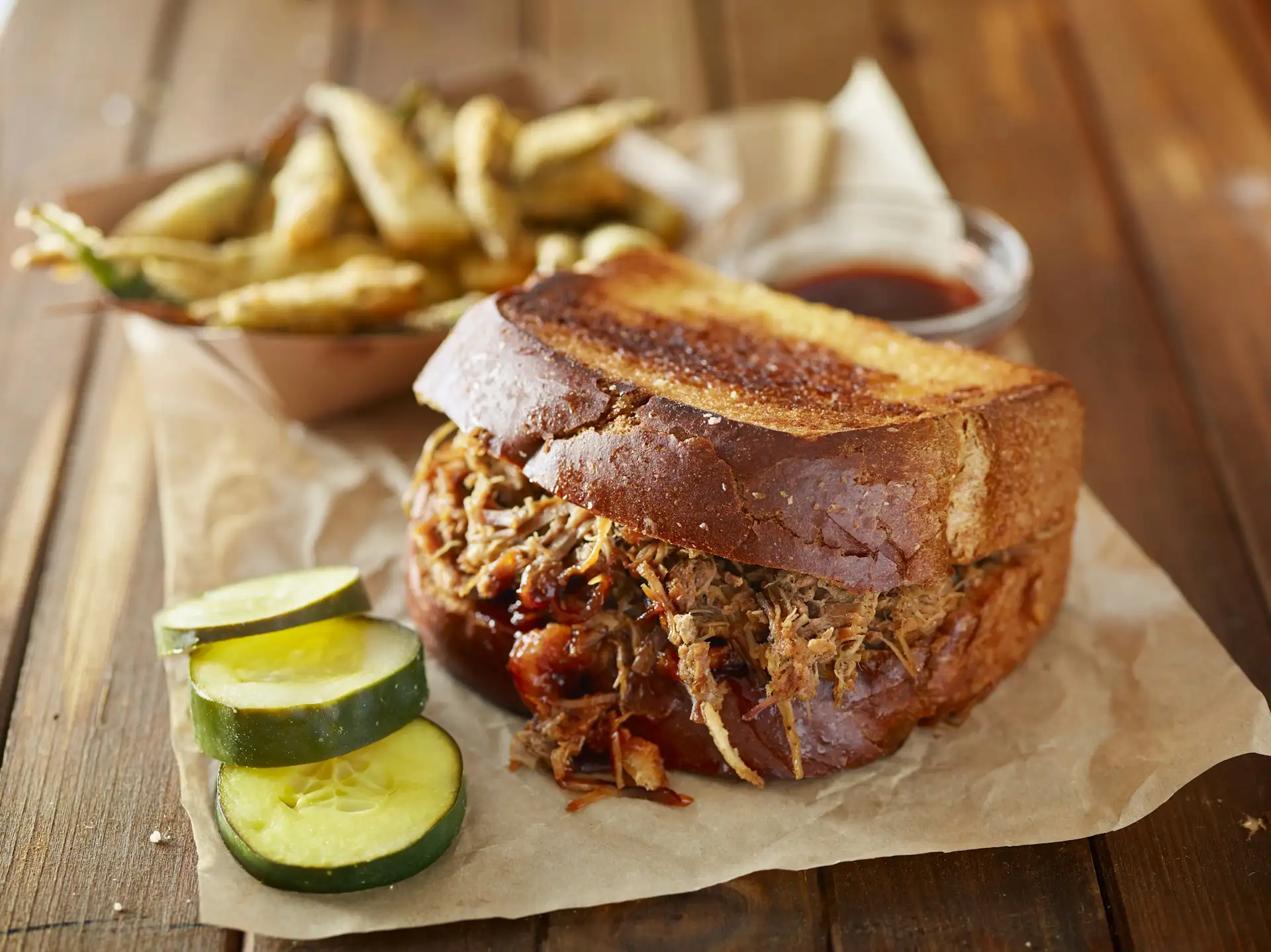 Potrawa Montreal Smoked Meat - tradycyjna kuchnia Kanada