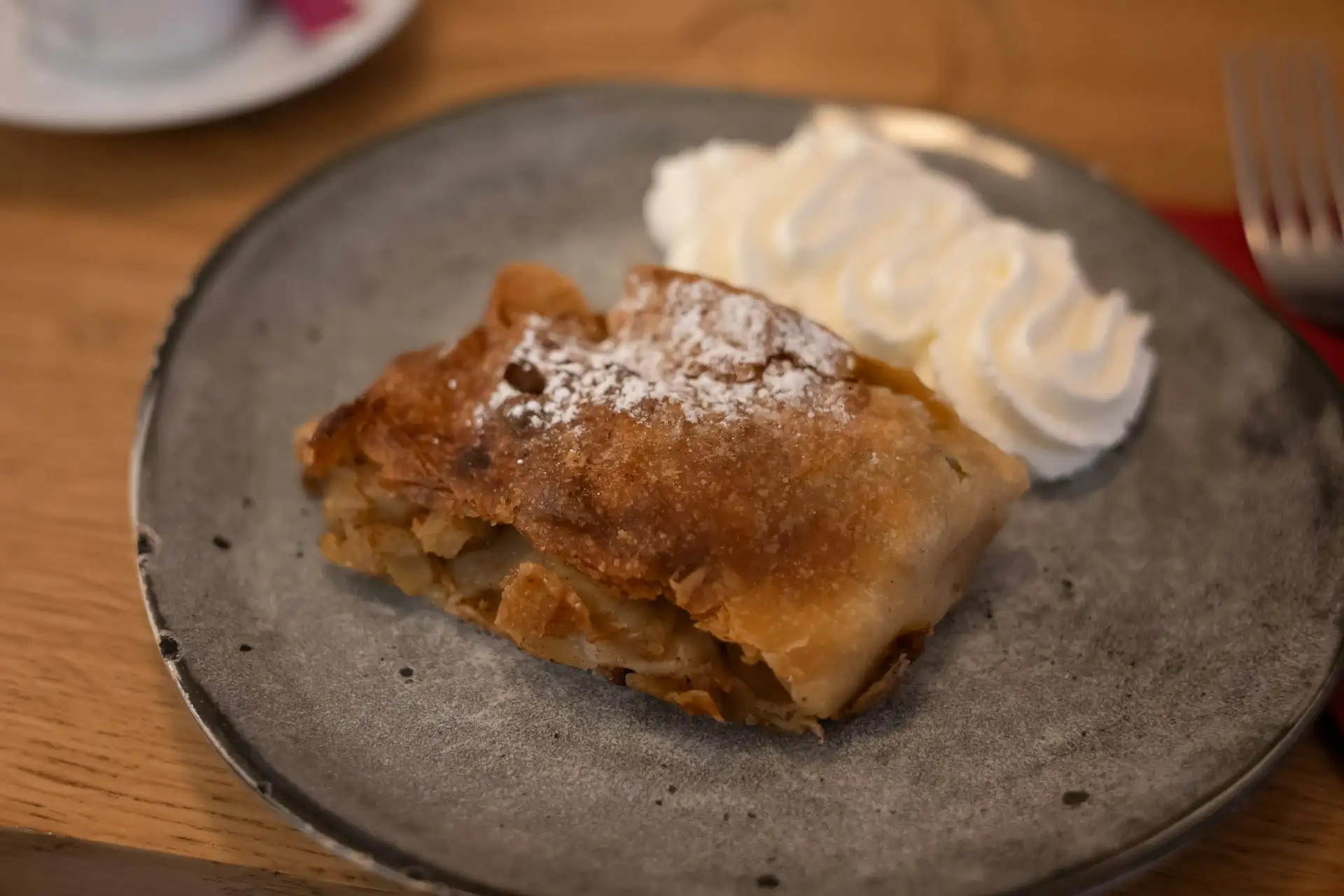 Potrawa Apfelstrudel - tradycyjna kuchnia Austria
