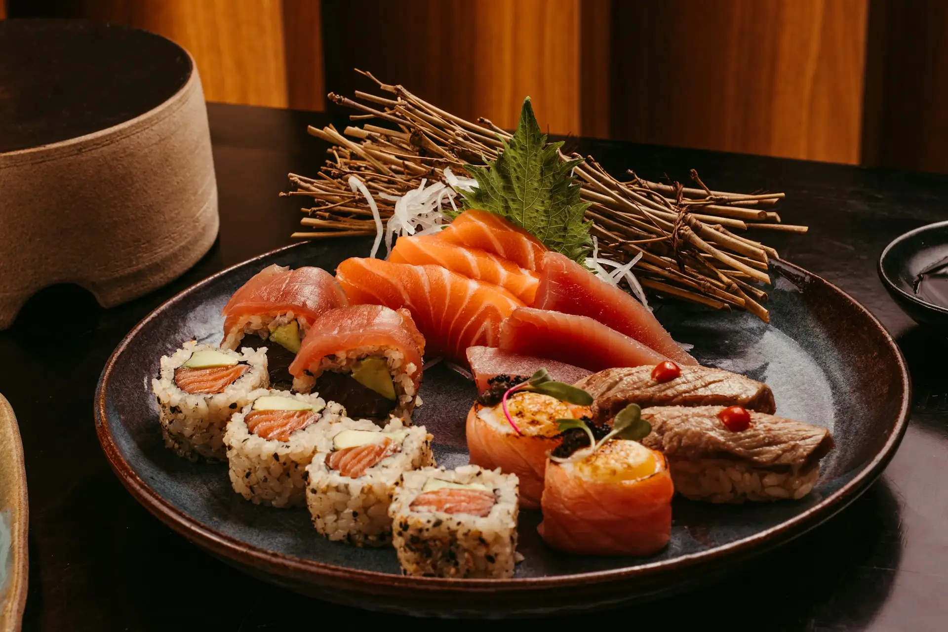 Potrawa Sushi (Kaiten-zushi) - tradycyjna kuchnia Japonia